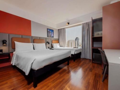 Habitación triple estándar con cama doble y cama individual del hotel ibis Guarulhos Aeroporto