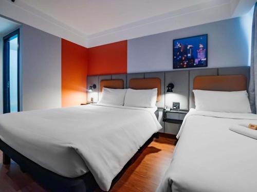 Habitación triple estándar con cama doble y cama individual del hotel ibis Guarulhos Aeroporto. Foto 1