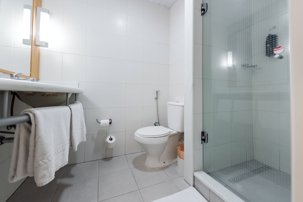 Habitación estándar con 2 camas individuales, 2 camas individuales del hotel Ibis Novo Hamburgo. Foto 3