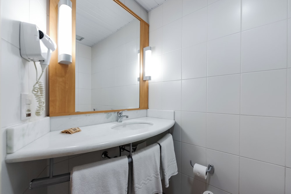 Habitación estándar con 2 camas individuales, 2 camas individuales del hotel Ibis Novo Hamburgo. Foto 4