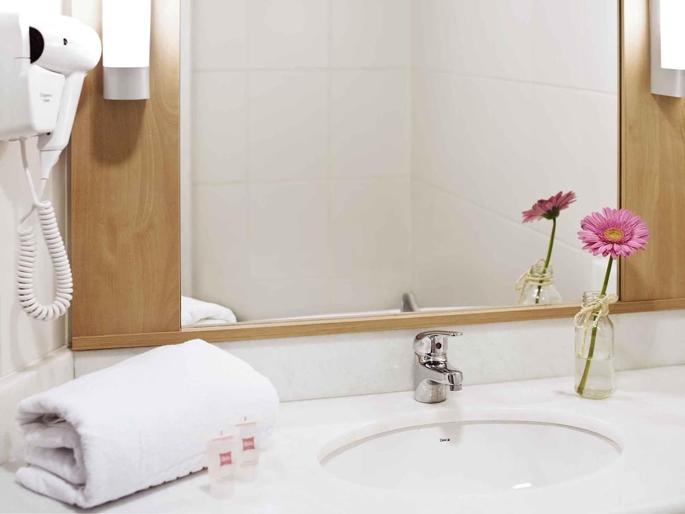 Habitación estándar con 2 camas individuales, 2 camas individuales del hotel Ibis Novo Hamburgo. Foto 5