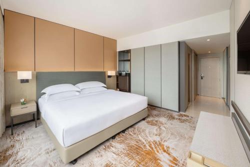 Habitación Deluxe con cama extragrande del hotel Millennium Hilton Bangkok