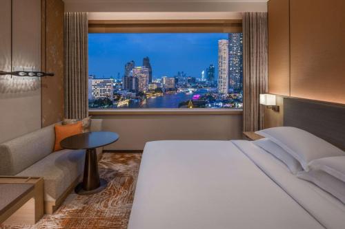 Habitación Deluxe con cama extragrande del hotel Millennium Hilton Bangkok. Foto 1