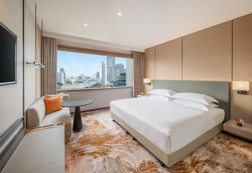 Habitación Deluxe con cama extragrande del hotel Millennium Hilton Bangkok. Foto 4