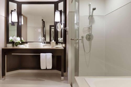 Habitación Doble Deluxe - 2 camas del hotel Millennium Hilton Bangkok. Foto 1