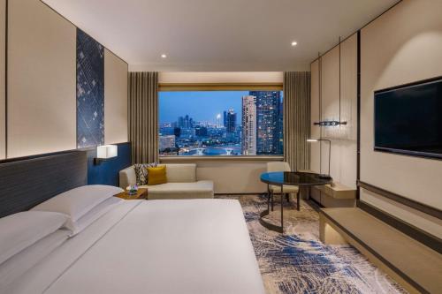 Habitación Executive con acceso al salón y cama extragrande del hotel Millennium Hilton Bangkok