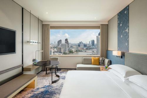 Habitación Executive con acceso al salón y cama extragrande del hotel Millennium Hilton Bangkok. Foto 1