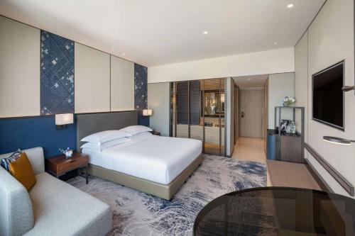 Habitación Executive con acceso al salón y cama extragrande del hotel Millennium Hilton Bangkok. Foto 2