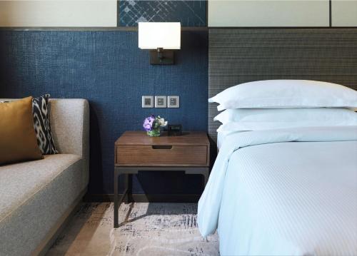 Habitación Executive con acceso al salón y cama extragrande del hotel Millennium Hilton Bangkok. Foto 3