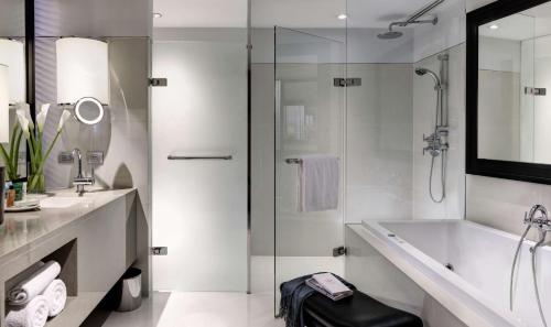 Habitación Executive con acceso al salón y cama extragrande del hotel Millennium Hilton Bangkok. Foto 4