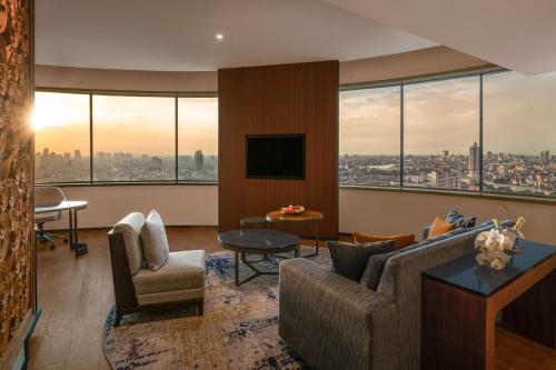 Suite Familiar del hotel Millennium Hilton Bangkok. Foto 2