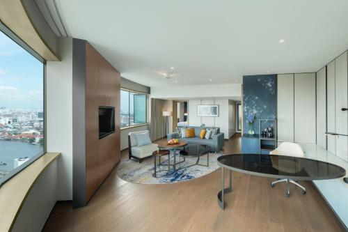 Suite Familiar del hotel Millennium Hilton Bangkok. Foto 4