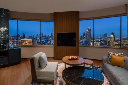 Panoramic Executive Suite with Lounge Access del hotel Millennium Hilton Bangkok. Foto 1