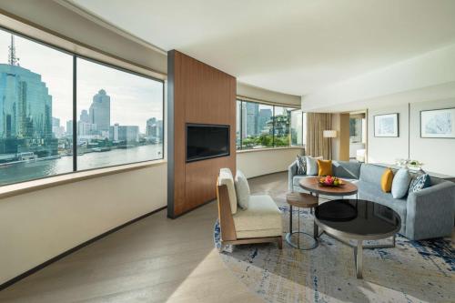 Panoramic Executive Suite with Lounge Access del hotel Millennium Hilton Bangkok. Foto 2