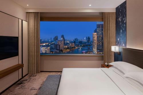 Panoramic Executive Suite with Lounge Access del hotel Millennium Hilton Bangkok. Foto 3