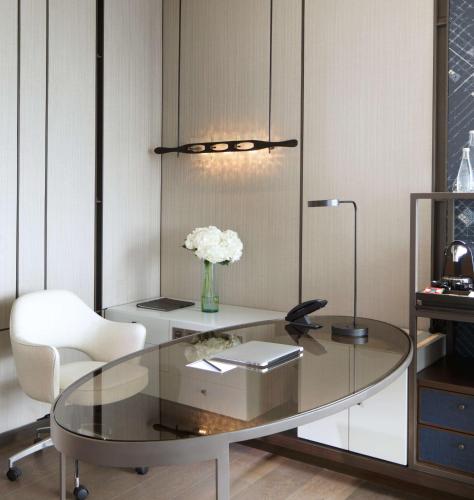 Panoramic Executive Suite with Lounge Access del hotel Millennium Hilton Bangkok. Foto 4