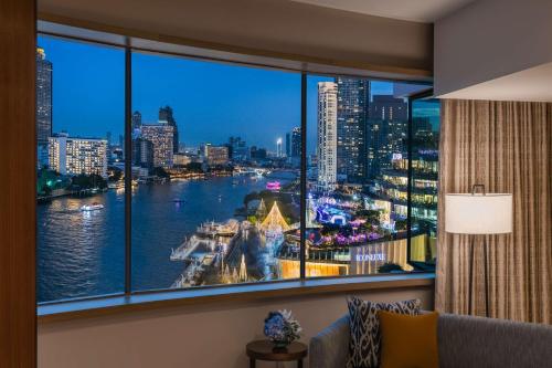 Panoramic Executive Suite with Lounge Access del hotel Millennium Hilton Bangkok. Foto 5