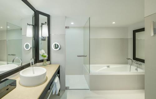 Panoramic Executive Suite with Lounge Access del hotel Millennium Hilton Bangkok. Foto 6