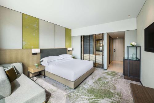 Habitación Premium con cama extragrande del hotel Millennium Hilton Bangkok. Foto 3