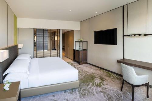Habitación Premium con cama extragrande del hotel Millennium Hilton Bangkok. Foto 4