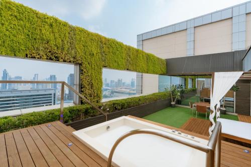 Suite Executive con terraza del hotel Pathumwan Princess. Foto 2