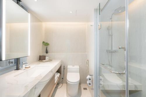 Habitación Deluxe Clásica con cama extragrande del hotel Pathumwan Princess. Foto 1