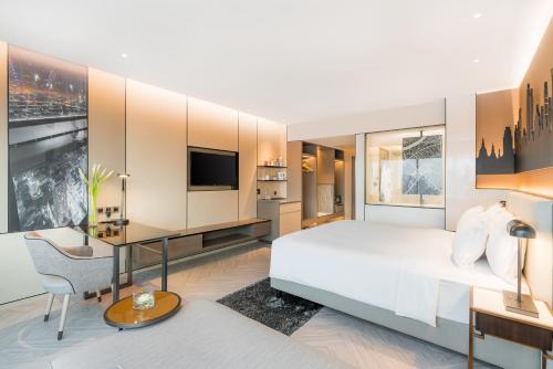Habitación Deluxe Clásica con cama extragrande del hotel Pathumwan Princess. Foto 3