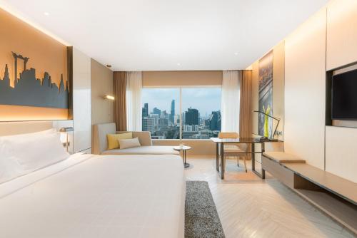 Habitación Deluxe Clásica con cama extragrande del hotel Pathumwan Princess. Foto 4