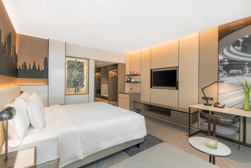 Habitación Grand Deluxe con 1 cama extragrande del hotel Pathumwan Princess. Foto 1
