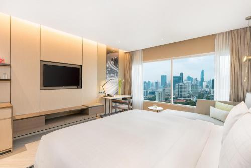 Habitación Grand Deluxe con 1 cama extragrande del hotel Pathumwan Princess. Foto 2