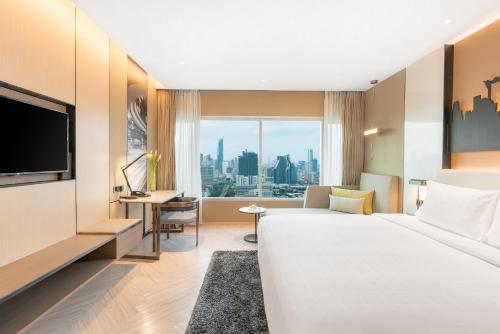 Habitación Grand Deluxe con 1 cama extragrande del hotel Pathumwan Princess. Foto 3