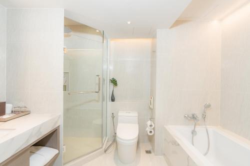 Habitación Grand Deluxe con 1 cama extragrande del hotel Pathumwan Princess. Foto 5