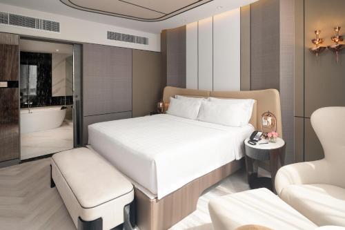 Suite Junior Premier con cama extragrande del hotel Pathumwan Princess. Foto 2