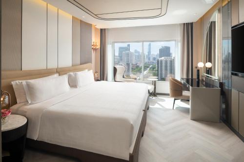 Suite Premier de 1 dormitorio con cama extragrande del hotel Pathumwan Princess. Foto 1