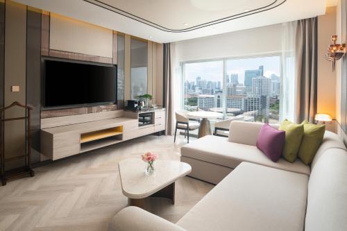 Suite Premier de 1 dormitorio con cama extragrande del hotel Pathumwan Princess. Foto 2