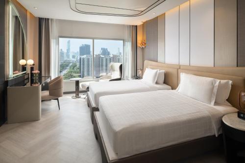 Suite Doble Premier de 1 dormitorio con 2 camas del hotel Pathumwan Princess. Foto 1
