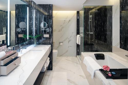 Suite Grand de 2 dormitorios del hotel Pathumwan Princess. Foto 1
