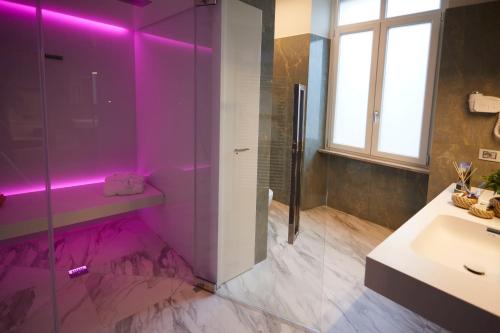 Habitación Deluxe con cama extragrande y baño turco del hotel Concord. Foto 4