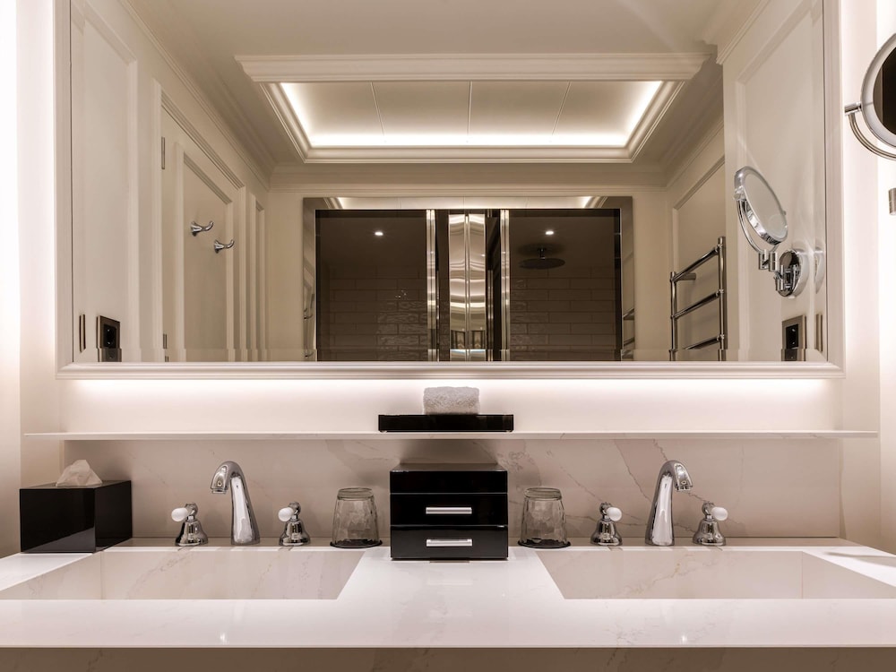 Habitación superior, 2 camas individuales, vistas a la ciudad del hotel Sofitel Barcelona Skipper. Foto 9