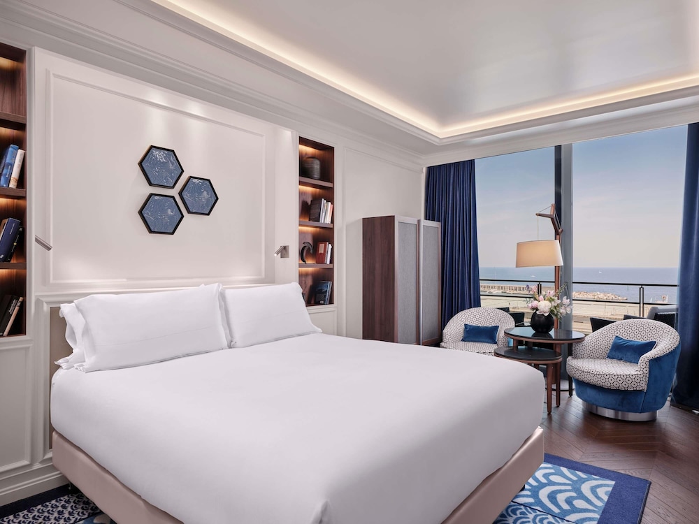 Habitación de lujo, 1 cama de matrimonio grande, balcón, vistas al mar del hotel Sofitel Barcelona Skipper. Foto 7