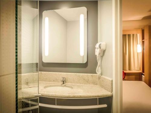 Habitación Standard con 1 cama doble y 1 cama supletoria para niños del hotel Ibis Porto Alegre Assis Brasil. Foto 2