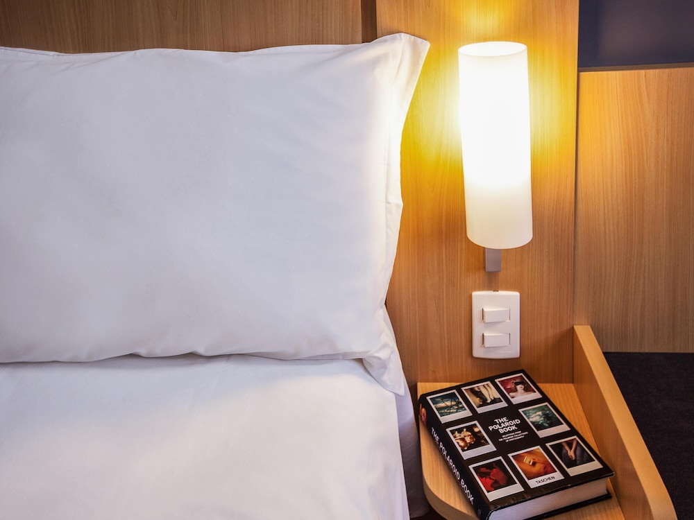 Apartamento Standard con una cama doble y una cama supletoria para niños del hotel Ibis Mogi Das Cruzes Shopping. Foto 2