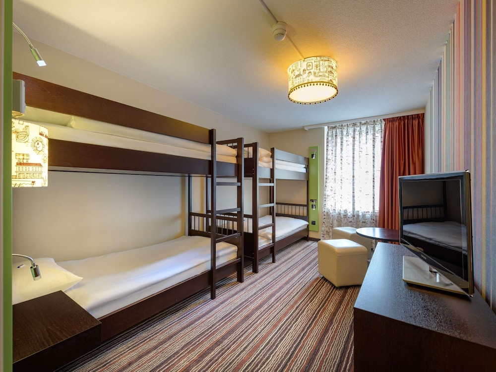 Habitación familiar, 2 camas de matrimonio del hotel Mövenpick Egerkingen. Foto 3