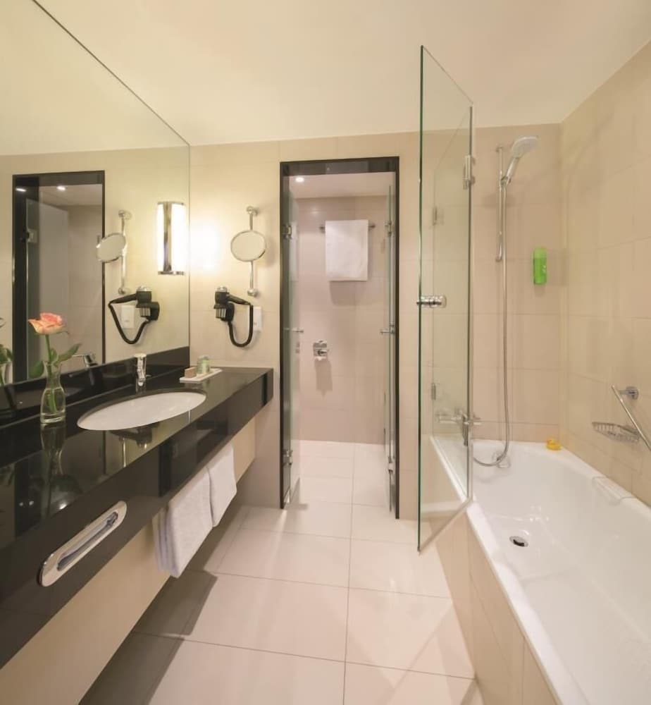 Habitación familiar, 2 camas de matrimonio del hotel Mövenpick Egerkingen. Foto 5