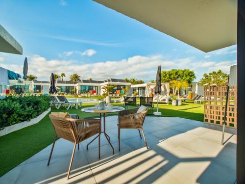 Estudio con vistas a la piscina del hotel Bungalows Doña Rosa. Foto 8