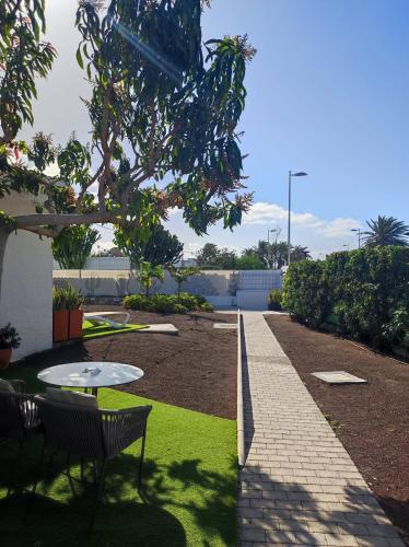 Estudio con vistas al jardín del hotel Bungalows Doña Rosa