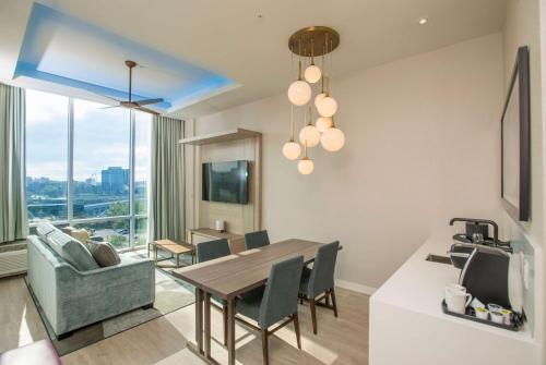 Suite Deluxe con cama extragrande del hotel Wyndham Garden at Niagara Falls. Foto 5