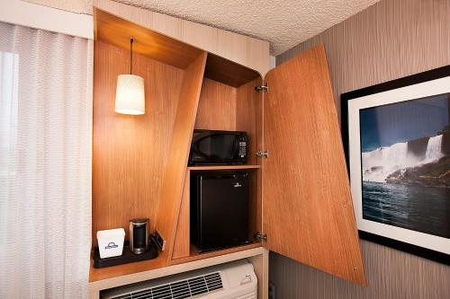 Suite con cama extragrande del hotel Wyndham Garden at Niagara Falls