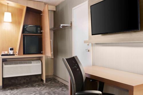 Habitación con cama extragrande - Adaptada para personas de movilidad reducida del hotel Wyndham Garden at Niagara Falls. Foto 2