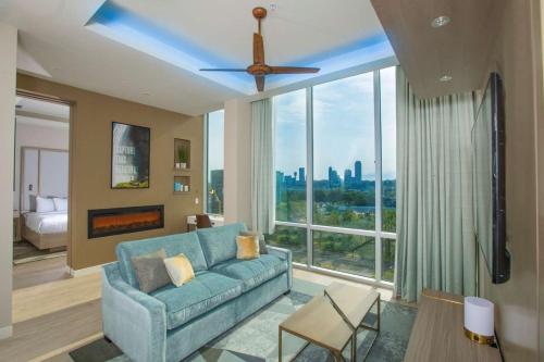 Suite Superior con cama extragrande del hotel Wyndham Garden at Niagara Falls. Foto 3